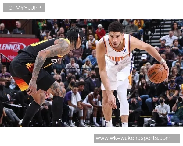 布克表现惊艳第三节独得16分全场砍下33分5板7助助球队取胜